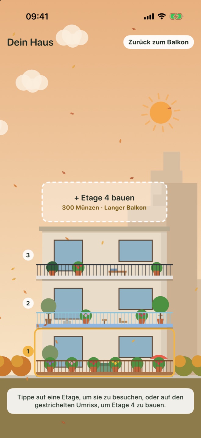 Ein Haus mit drei Balkonen an einem Herbsttag