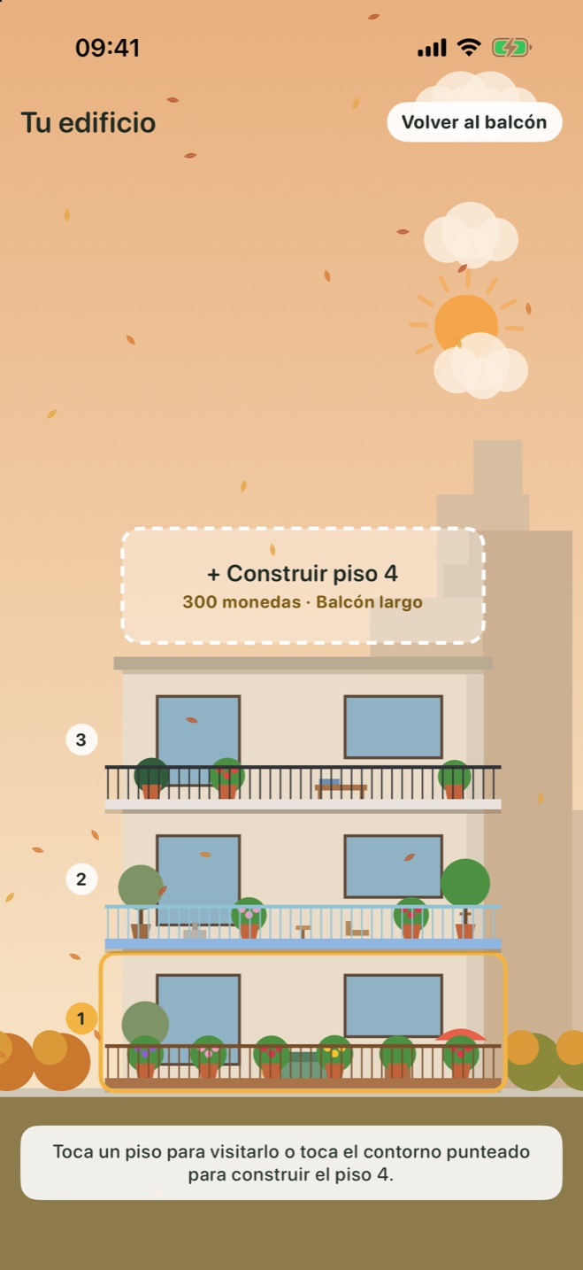 Un edificio con tres balcones en un día de otoño