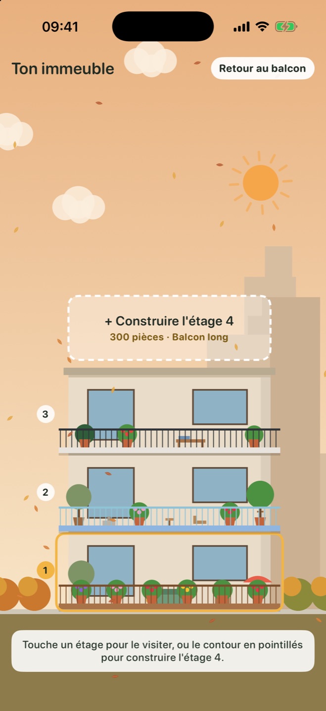 Un immeuble à trois balcons par une journée d'automne