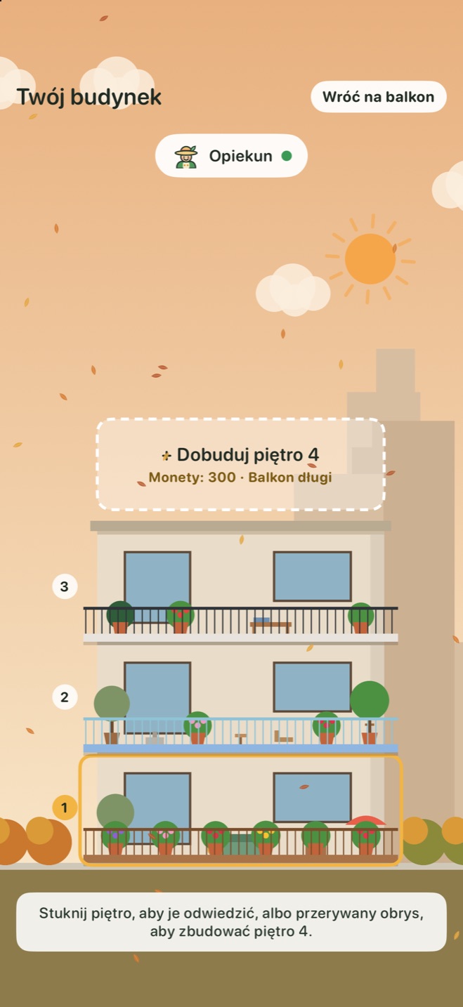 Budynek z trzema balkonami w jesienny dzień