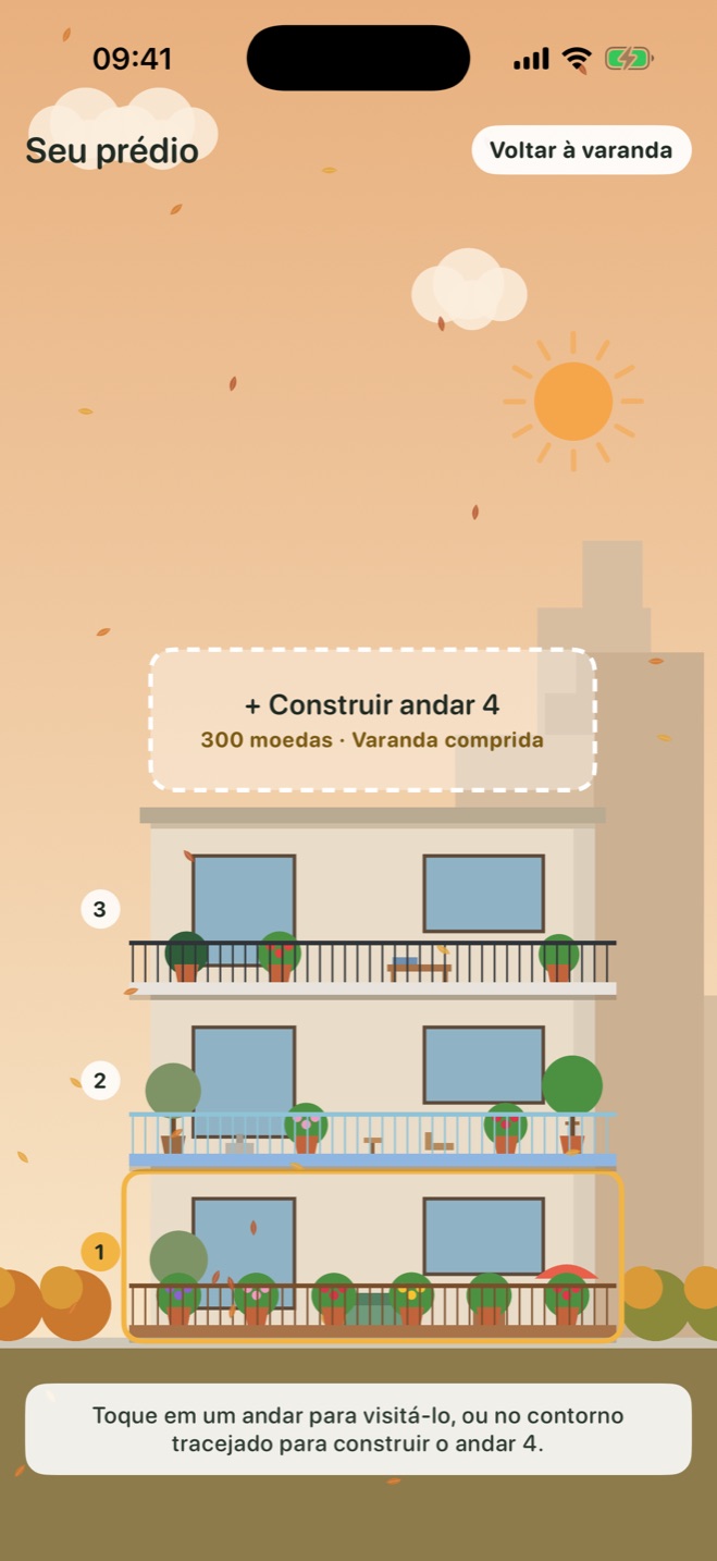Um prédio com três varandas num dia de outono
