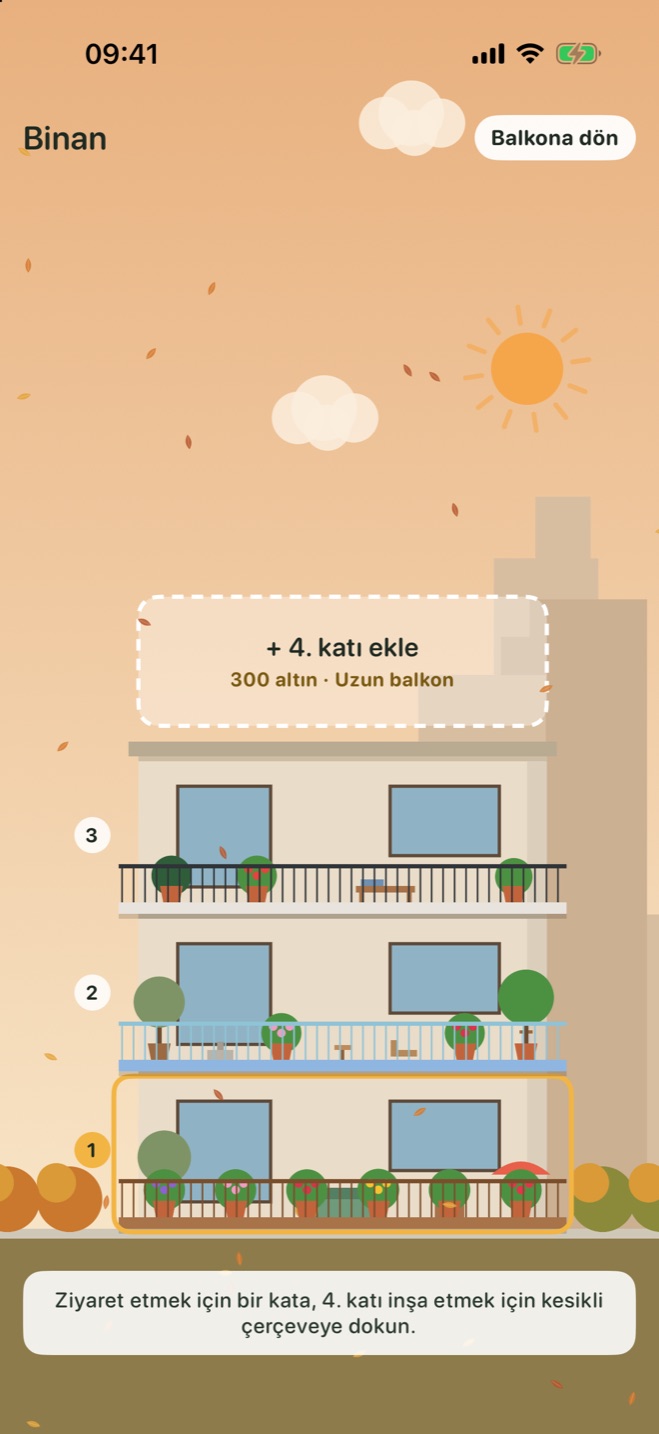 Bir sonbahar gününde üç balkonlu bir bina